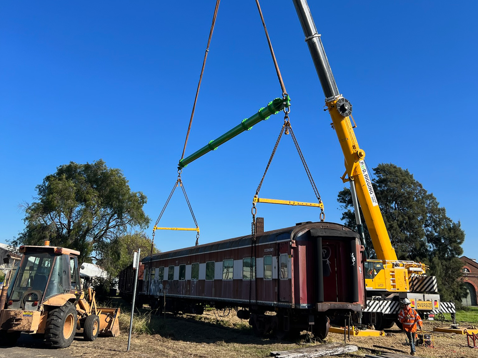Modular spreader beam Lifts Train Carriages